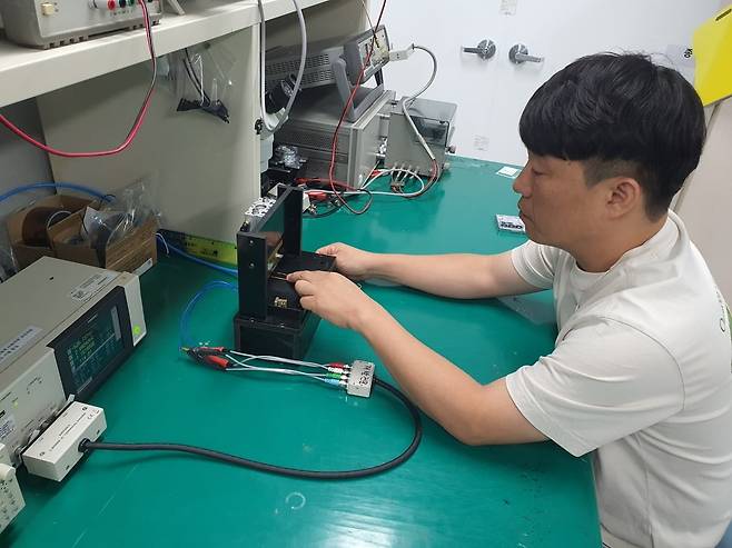 문동민 수석이 특성 측정을 하고 있다. 수원=윤현주 기자