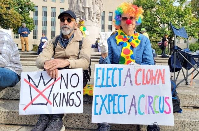 18일(현지시간) 미국 워싱턴DC에서 열린 반(反)트럼프 집회인 '노 킹스'(No Kings·왕은 없다) 시위에 참가한 페피 그레코(69·여)씨가 사진 촬영에 응하고 있다. 광대로 분장한 그레코씨는 "광대를 뽑았으니 서커스를 예상해야 한다"라고 적은 팻말을 들고 있다. /사진=연합뉴스