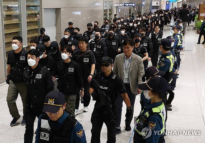 캄보디아 온라인 사기에 가담해 구금된 한국인들이 지난 18일 오전 인천국제공항 제2터미널을 통해 송환되고 있다. 이날 송환에는 경찰 호송조 190여명이 투입됐다. 연합뉴스