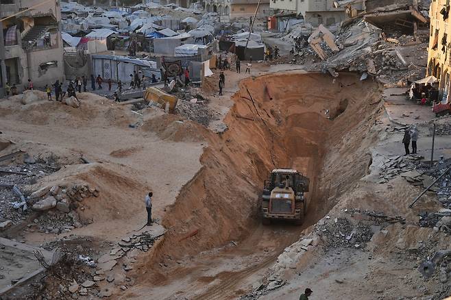 18일(현지시간) 가자지구 남부 칸 유니스에서 가자지구에 남은 이스라엘 인질들의 시신을 수색 작업이 진행 중이다. AP연합뉴스