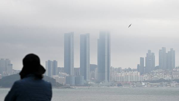 부산 남구 이기대공원에서 본 부산 시내가 먹구름으로 뿌옇게 보이고 있다. 국제신문DB