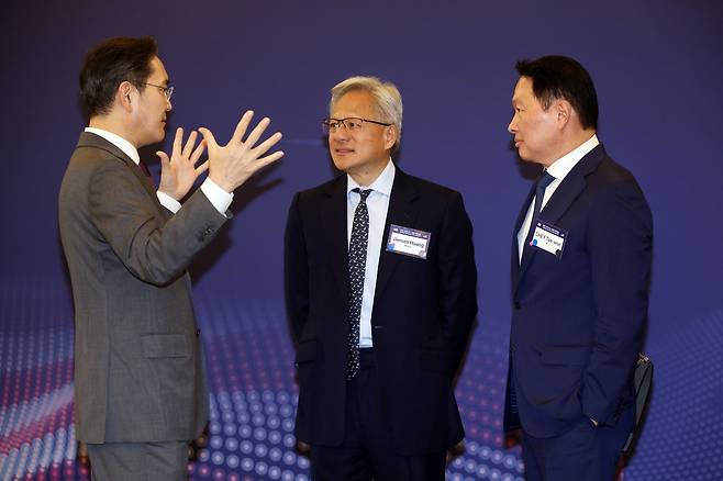Jensen Huang, CEO of Nvidia at center, talks with Samsung Electronics Executive Chairman Lee Jae-yong and SK Chairman Chey Tae-won at a business roundtable held in Washington on Aug. 25. [JOINT PRESS CORPS]