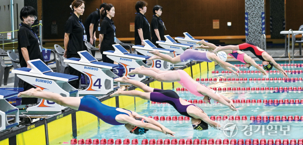 2025 고양 전국 마스터즈 수영대회’가 18일부터 이틀간 고양종합체육관 실내수영장에서 성황리에 개최됐다. 여자 초등부 자유형 50m에 참여한 선수들이 힘차게 출발하고 있다. 홍기웅기자