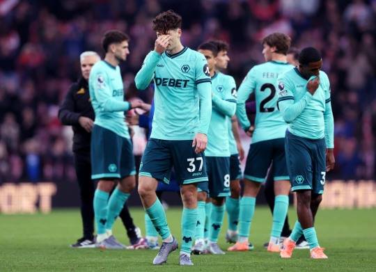 경기 마치고 아쉬워하는 울버햄프턴 선수들. 사진[로이터=연합뉴스]