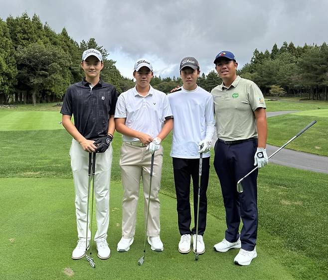 안병훈이 제7회 주니어 클리닉에 참가한 손제이, 이솔, 이호세(오른쪽부터)과 함께 포즈를 취하고 있다. 임정우 기자