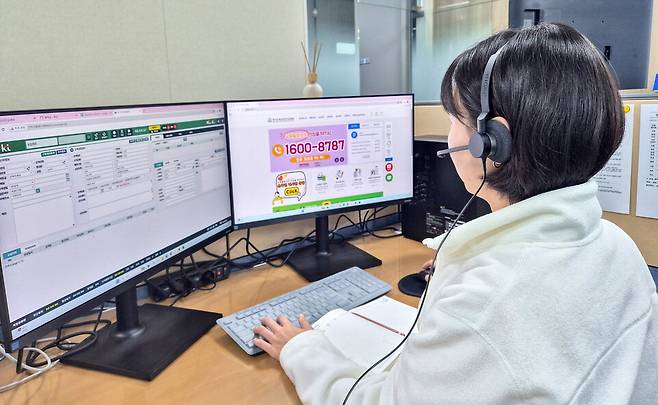 안심코디가 교권 침해를 호소하는 교원 상담을 진행하고 있다. 경기도학교안전공제회