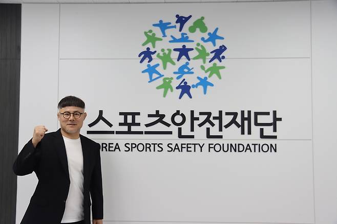 올림픽에서 3개의 메달을 따낸 한국 레슬링의 전설에서 국민들의 안전을 책임지는 스포츠안전재단 이사장으로 변신한 박장순이 사무실에서 포즈를 취하고 있다. 박장순