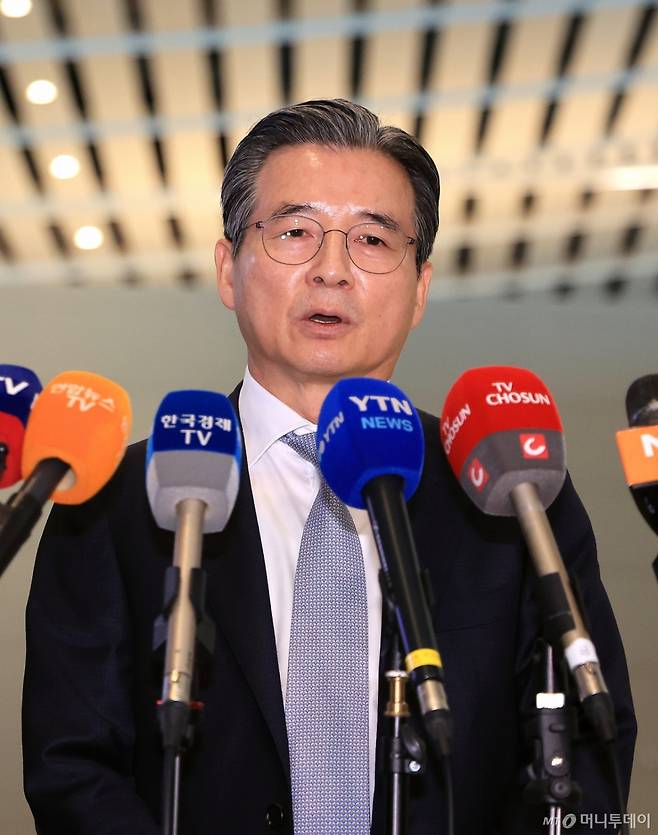 (인천=뉴스1) 이호윤 기자 = 김용범 대통령실 정책실장이 미국과의 관세협상 후속 논의를 위해 16일 오전 인천 국제공항 제2터미널을 통해 미국으로 출국 전 취재진의 질문에 답하고 있다. 2025.10.16/뉴스1  Copyright (C) 뉴스1. All rights reserved. 무단 전재 및 재배포,  AI학습 이용 금지. /사진=(인천=뉴스1) 이호윤 기자