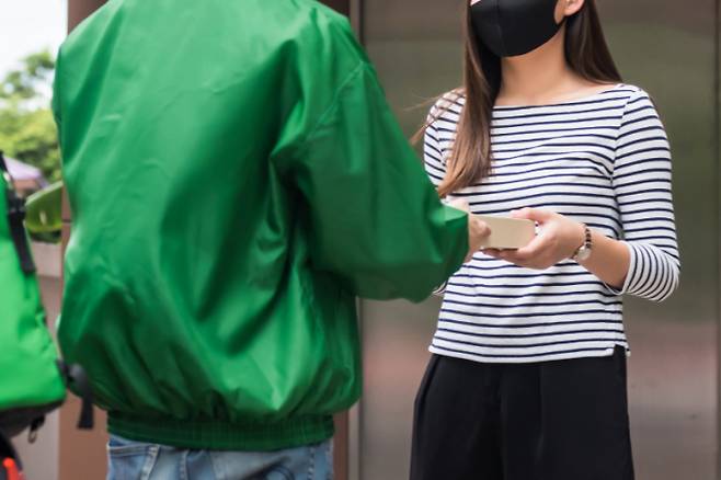 한 배달 기사가 음식을 배달한 뒤 떠나지 않고 문 앞에서 계속 기다려 두려움을 느꼈다는 사연이 전해졌다. 사진은 기사 내용과 무관지. /사진=클립아트코리아