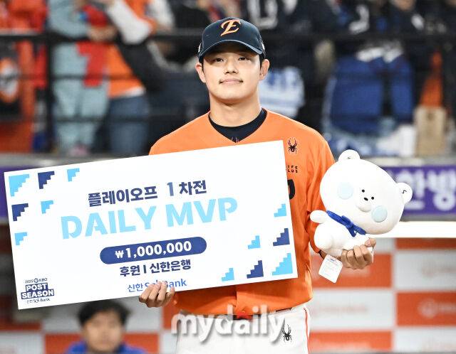 18일 오후 대전광역시 중구 대전 한화생명볼파크에서 진행된 '2025 프로야구 KBO리그 포스트시즌' 플레이오프(PO) 1차전 한화이글스와 삼성라이온즈의 경기. 한화 문동주가 데일리MVP를 수상한 뒤 포즈를 취하고 있다./대전 = 송일섭 기자