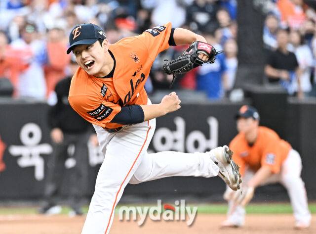 18일 오후 대전광역시 중구 대전 한화생명볼파크에서 진행된 '2025 프로야구 KBO리그 포스트시즌' 플레이오프(PO) 1차전 한화이글스와 삼성라이온즈의 경기 . 한화 문동주가 역투하고 있다./대전 = 송일섭 기자