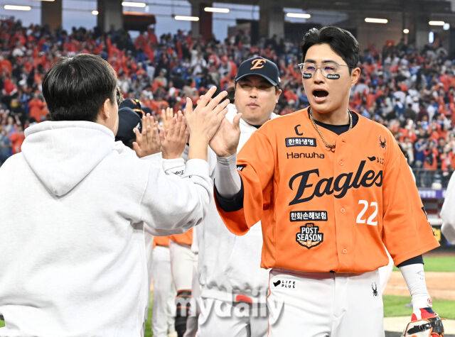 18일 오후 대전광역시 중구 대전 한화생명볼파크에서 진행된 '2025 프로야구 KBO리그 포스트시즌' 플레이오프(PO) 1차전 한화이글스와 삼성라이온즈의 경기. 한화 채은성과 류현진이 9-8로 승리한 뒤 환호하고 있다./대전 = 송일섭 기자