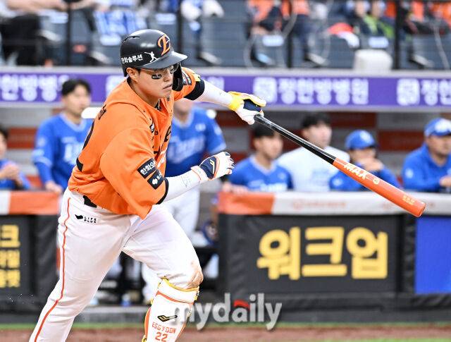 18일 오후 대전광역시 중구 대전 한화생명볼파크에서 진행된 '2025 프로야구 KBO리그 포스트시즌' 플레이오프(PO) 1차전 한화이글스와 삼성라이온즈의 경기. 한화 채은성이 6회말 2사 2,2루서 2타점 적시타를 터뜨리고 있다./대전 = 송일섭 기자