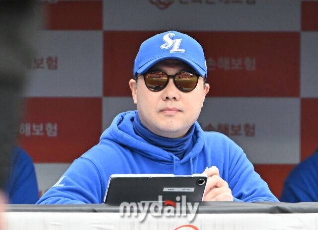 18일 오후 대전광역시 중구 대전 한화생명볼파크에서 진행된 '2025 프로야구 KBO리그 포스트시즌' 플레이오프(PO) 1차전 한화이글스와 삼성라이온즈의 경기. 삼성 박진만 감독이 선수들을 지켜보고 있다./대전=송일섭 기자