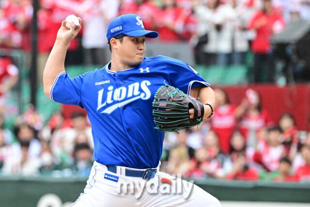 2025년 10월 9일 인천 SSG랜더스필드에서 진행된 '2025 신한 SOL뱅크 KBO리그 준플레이오프' 1차전 삼성-SSG의 경기. 삼성 선발 최원태가 역투를 펼치고 있다./마이데일리