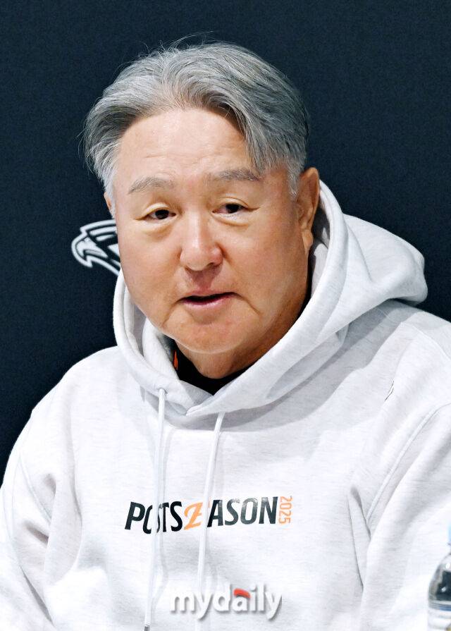 18일 오후 대전광역시 중구 대전 한화생명볼파크에서 진행되는 '2025 프로야구 KBO리그 포스트시즌' 플레이오프(PO) 1차전 한화이글스와 삼성라이온즈의 경기. 한화 김경문 감독이 경기 전 인터뷰를 갖고 있다./대전 = 송일섭 기자