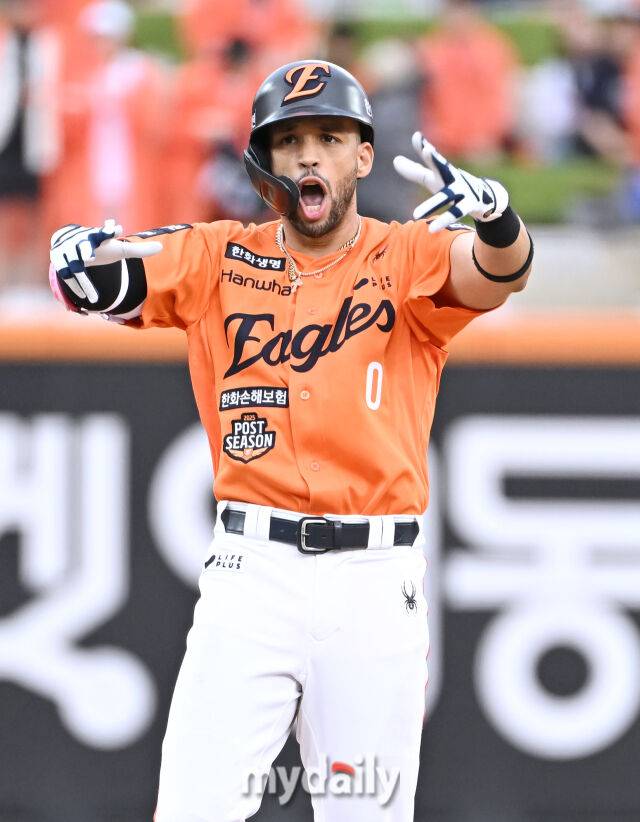 18일 오후 대전광역시 중구 대전 한화생명볼파크에서 진행된 '2025 프로야구 KBO리그 포스트시즌' 플레이오프(PO) 1차전 한화이글스와 삼성라이온즈의 경기. 한화 리베라토가 6회말 무사 2루서 안타를 친 뒤 환호하고 있다./대전 = 송일섭 기자