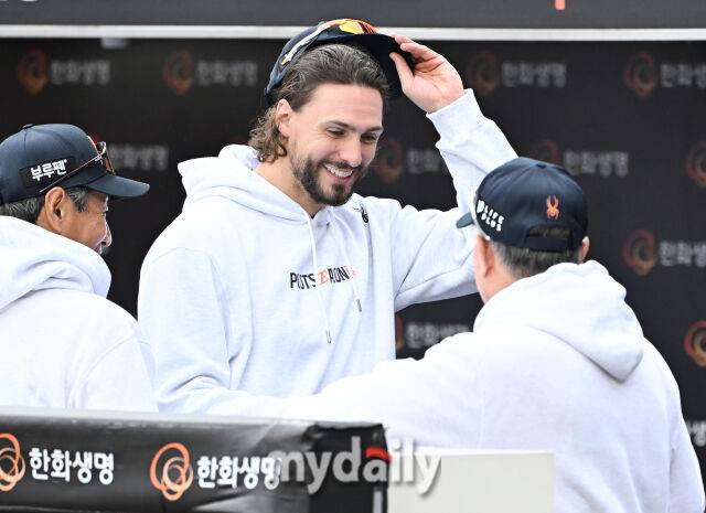 18일 오후 대전광역시 중구 대전 한화생명볼파크에서 진행된 '2025 프로야구 KBO리그 포스트시즌' 플레이오프(PO) 1차전 한화이글스와 삼성라이온즈의 경기. 한화 와이스가 김경문 감독에게 인사를 하고 있다./마이데일리