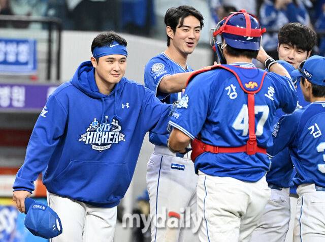 19일 오후 대전광역시 중구 대전한화생명볼파크에서 진행된 '2025 프로야구 KBO리그 포스트시즌' 플레이오프(PO) 2차전 한화이글스와 삼성라이온즈의 경기. 삼성 최원태가 7-3으로 승리한 뒤 강민호와 환호하고 있다./대전 = 송일섭 기자