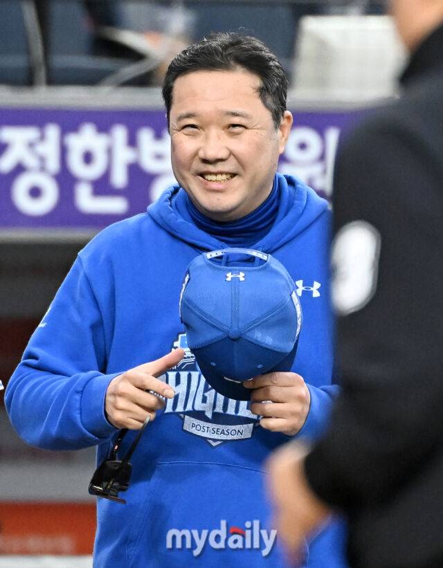 19일 오후 대전광역시 중구 대전한화생명볼파크에서 진행된 '2025 프로야구 KBO리그 포스트시즌' 플레이오프(PO) 2차전 한화이글스와 삼성라이온즈의 경기. 삼성 박진만 감독이 7-3으로 승리한 뒤 미소를 짓고 있다./대전 = 송일섭 기자