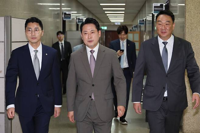 왼쪽부터 박준태 대표 비서실장, 장동혁 대표, 정희용 사무총장. [연합]