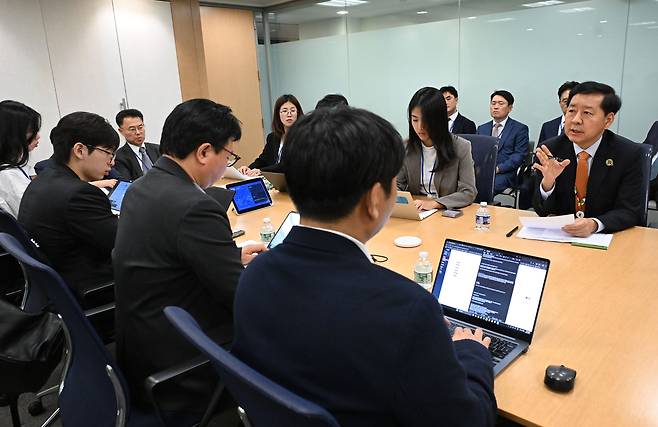 주요20개국(G20) 재무장관회의와 국제통화기금 및 세계은행(IMF/WB) 연차총회 참석차 미국 워싱턴D.C.를 방문중인 구윤철 부총리 겸 기획재정부 장관이 10월 16일(현지시간) 국제통화기금(IMF)에서 동행기자단과 간담회를 하고 있다. [기획재정부 제공]