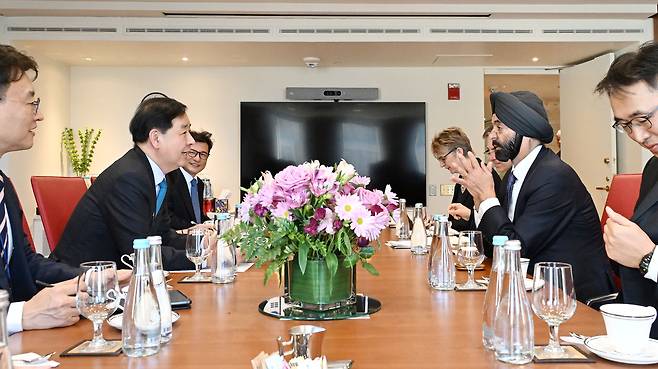 주요20개국(G20) 재무장관회의와 국제통화기금 및 세계은행(IMF/WB) 연차총회 참석차 미국 워싱턴D.C.를 방문중인 구윤철 부총리 겸 기획재정부 장관이 17일(현지시간) 세계은행(WB)에서 아제이 방가 세계은행(WB) 총재와 면담을 하고 있다. [기획재정부 제공]