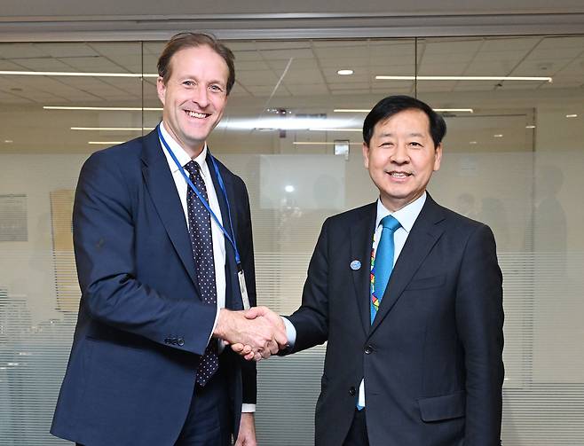 주요20개국(G20) 재무장관회의와 국제통화기금 및 세계은행(IMF/WB) 연차총회 참석차 미국 워싱턴D.C.를 방문중인 구윤철 부총리 겸 기획재정부 장관이 10월 17일(현지시간) 국제통화기금(IMF)에서 제임스 롱스돈 국제신용평가사 피치(Fitch) 국가신용등급 글로벌 총괄과 면담에 앞서 악수하며 기념사진을 찍고 있다. [기획재정부 제공]