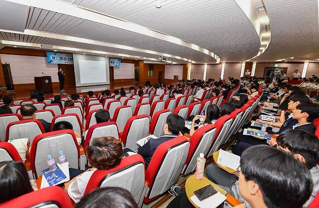 [대구=뉴시스] 한 전문대학 설명회 모습. 본 기사와 직접 관련 없음. photo@newsis.com *재판매 및 DB 금지