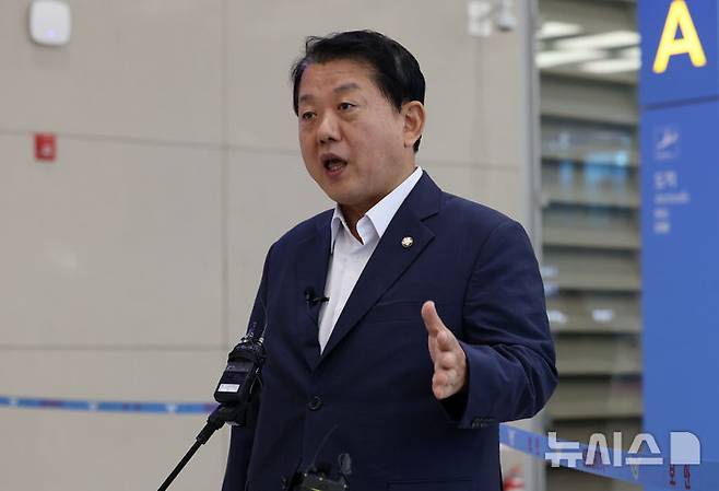 [인천공항=뉴시스] 조성우 기자 = 더불어민주당 김병주 재외국민안전대책단장이 19일 오전 인천국제공항 제2터미널을 통해 캄보디아에서 귀국해 감금됐던 한국인 청년 3명 구출 관련 설명을 하고 있다. 2025.10.19. xconfind@newsis.com