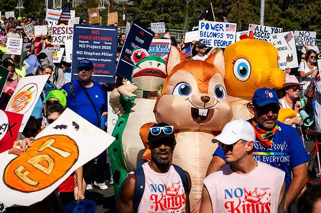 [오스틴=AP/뉴시스] 18일(현지 시간) 미 텍사스주 오스틴에서 도널드 트럼프 대통령에 반대하는 ‘노 킹스'(No Kings, 왕은 없다) 시위대가 시내를 따라 행진하고 있다. 2025.10.19.