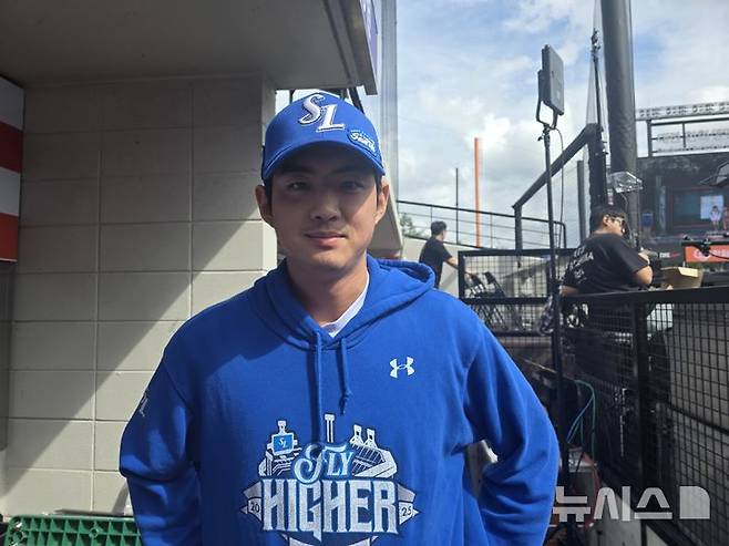 [대전=뉴시스] 김희준 기자 = 프로야구 삼성 라이온즈 외야수 구자욱이 19일 대전 한화생명볼파크에서 취재진과 인터뷰에 임하고 있다. 2025.10.19.