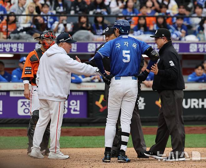 [대전=뉴시스] 김진아 기자 = 18일 대전 중구 한화생명볼파크에서 열린 2025 KBO 포스트시즌 삼성 라이온즈와 한화 이글스의 경기, 3회초 무사 1,3루 삼성 구자욱 타석 때 한화 폰세의 투구 인터벌이 길어지며 신경전이 펼쳐지자 한화 김경문 감독이 심판진과 이야기를 하고 있다. 2025.10.18. bluesoda@newsis.com