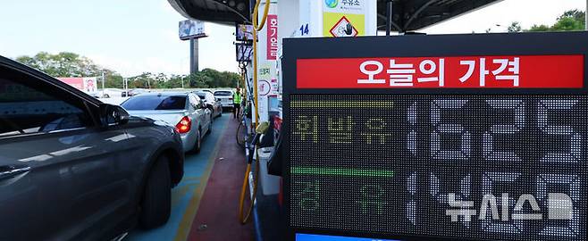 [서울=뉴시스] 박주성 기자 = 19일 서울 서초구 만남의광장 주유소에서 차량들이 주유를 하고 있다.국내 주유소 휘발유의 주간 평균 가격이 4주 만에 하락세로 전환됐다. 18일 한국석유공사 유가정보시스템 오피넷에 따르면 10월 셋째 주(13∼16일) 전국 주유소 휘발유 평균 판매가는 전주보다 L(리터)당 0.5원 내린 1662.7원으로 집계됐다.지역별로는 제주가 L당 1723.1원으로 가장 높았으며, 전주 대비 2.1원 하락했다. 반면 가장 저렴한 지역인 대구는 0.4원 내린 1633.2원을 기록했다. 2025.10.19. park7691@newsis.com