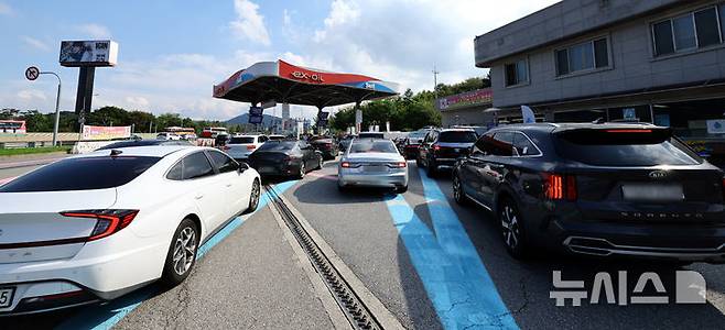 [서울=뉴시스] 박주성 기자 = 19일 서울 서초구 만남의광장 주유소에서 차량들이 주유를 하기 위해 기다리고 있다.국내 주유소 휘발유의 주간 평균 가격이 4주 만에 하락세로 전환됐다. 18일 한국석유공사 유가정보시스템 오피넷에 따르면 10월 셋째 주(13∼16일) 전국 주유소 휘발유 평균 판매가는 전주보다 L(리터)당 0.5원 내린 1662.7원으로 집계됐다.지역별로는 제주가 L당 1723.1원으로 가장 높았으며, 전주 대비 2.1원 하락했다. 반면 가장 저렴한 지역인 대구는 0.4원 내린 1633.2원을 기록했다. 2025.10.19. park7691@newsis.com