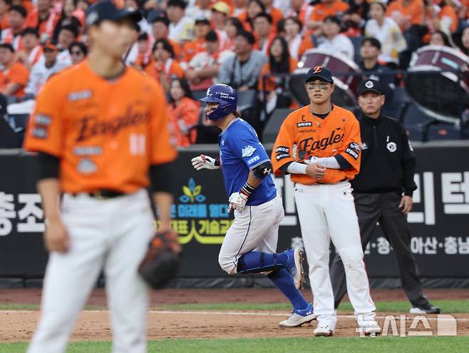 [대전=뉴시스] 김진아 기자 = 19일 대전 중구 한화생명볼파크에서 열린 2025 KBO 포스트시즌 플레이오프 2차전 삼성 라이온즈와 한화 이글스의 경기, 9회초 2사 1루 강민호가 투런 홈런을 친 뒤 기뻐하고 있다. 2025.10.19. bluesoda@newsis.com
