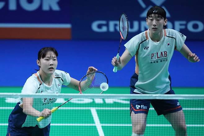 [오덴세=AP/뉴시스] 2025 세계배드민턴연맹(BWF) 월드 투어 슈퍼 750 덴마크오픈에서 우승한 백하나(왼쪽)-이소희 조. 2025.10.19.