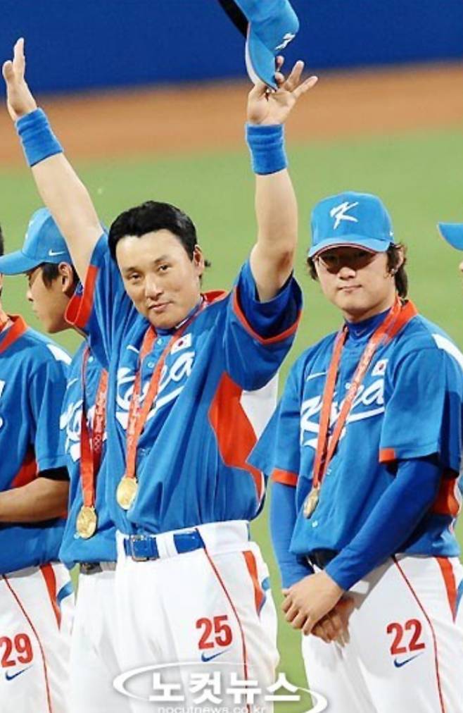 베이징올림픽 금메달 시상식에 나선 이승엽 전 두산 감독(왼쪽)과 한기주. 노컷뉴스