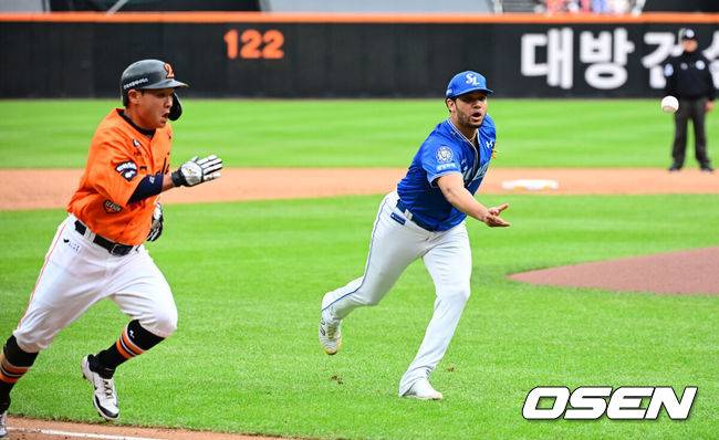 [OSEN=대전, 지형준 기자] 18일 오후 대전 한화생명볼파크에서 2025 신한 SOL Bank KBO리그 포스트시즌 플레이오프 1차전 한화 이글스와 삼성 라이온즈의 경기가 열렸다.한화는 폰세, 삼성은 가라비토를 선발 투수로 내세웠다.2회말 2사 2,3루에서 삼성 가라비토가 한화 손아섭의 투수 앞 땅볼에 홈으로 송구하고 있다. 2025.10.18 /jpnews@osen.co.kr