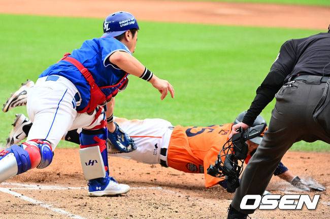 [OSEN=대전, 지형준 기자] 18일 오후 대전 한화생명볼파크에서 2025 신한 SOL Bank KBO리그 포스트시즌 플레이오프 1차전 한화 이글스와 삼성 라이온즈의 경기가 열렸다.한화는 폰세, 삼성은 가라비토를 선발 투수로 내세웠다.2회말 2사 2,3루에서 한화 김태연이 손아섭의 투수 앞 땅볼에 홈에서 삼성 강민호의 태그에 앞서 세이프되고 있다. 삼성은 비디오 판독을 요청했지만 원심 유지. 2025.10.18 /jpnews@osen.co.kr