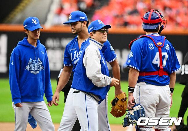 [OSEN=대전, 지형준 기자] 18일 오후 대전 한화생명볼파크에서 2025 신한 SOL Bank KBO리그 포스트시즌 플레이오프 1차전 한화 이글스와 삼성 라이온즈의 경기가 열렸다.한화는 폰세, 삼성은 가라비토를 선발 투수로 내세웠다.4회말 1사 1루에서 삼성 가라비토가 교체되고 있다. 2025.10.18 /jpnews@osen.co.kr