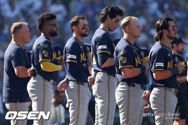 [사진] 밀워키 선수들이 국민의례를 하고 있다. ⓒGettyimages(무단전재 및 재배포 금지)