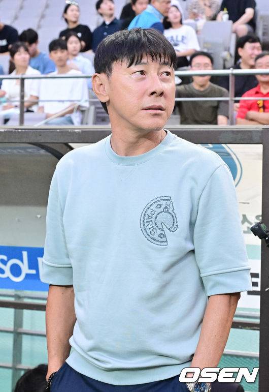 [OSEN=서울월드컵경기장, 박준형 기자] 24일 오후 서울 상암동 서울월드컵경기장에서 '하나은행 K리그1 2025'&nbsp;FC서울과 울산 HD의 경기가 진행됐다.서울(승점 37·5위)과 울산(승점 34·7위)은 승점 3점 차로 맞붙어 이번 경기 결과에 따라 순위가 뒤바뀔 수 있다.경기 앞서 울산 신태용 감독 그라운드를 바라보고 있다. 2025.08.24 / soul1014@osen.co.kr