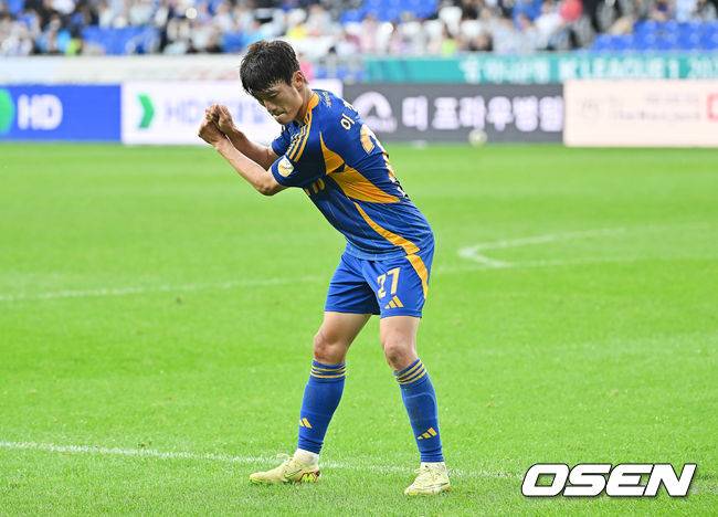[OSEN=울산, 이석우 기자] 18일 울산 문수축구경기장에서 하나은행 K리그1 2025 울산 HD와 광주FC의 경기가 열렸다.  신태용 감독 경질을 두고 후폭풍이 몰아친 울산은 급격히 무너져 강등권까지 추락했고, 반면 광주FC는 파이널A 진출의 마지막 불씨를 살리기 위해 총력전에 나섰다.울산 HD 이청용이 페널티킥을 성공하고 골프 세리머니를 하고 있다. 2025.10.18 / foto0307@osen.co.kr