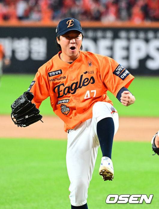 [OSEN=대전, 지형준 기자] 한화가 18일 대전 한화생명볼파크에서 열린 2025 KBO리그 플레이오프(5전 3선승제) 1차전 삼성 라이온즈와 경기에서 9-8 재역전 승리를 거뒀다. 마무리 김서현은 9회 등판해 홈런 등 2점을 허용하고 교체됐다. 김범수가 세이브를 기록했다. 경기를 마치고 한화 김범수가 승리를 기뻐하고 있다. 2025.10.18 /jpnews@osen.co.kr