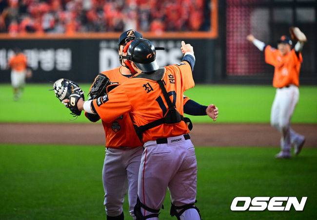 [OSEN=대전, 지형준 기자]&nbsp;한화 투수 김범수가 경기 후 포수 최재훈과 승리를 기뻐하고 있다. 2025.10.18 /jpnews@osen.co.kr