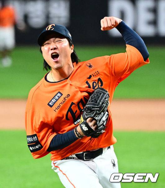 [OSEN=대전, 지형준 기자] 김범수가 세이브를 기록했다.&nbsp;경기를 마치고 한화 김범수가 승리를 기뻐하고 있다. 2025.10.18 /jpnews@osen.co.kr