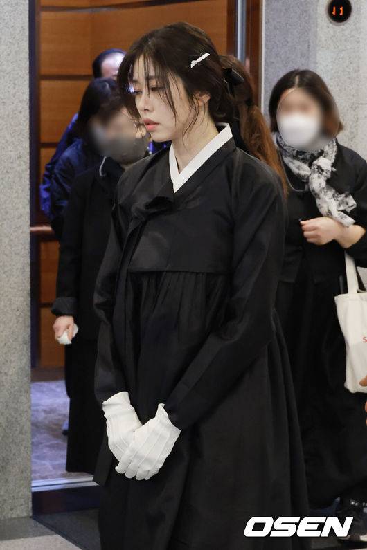 [OSEN=조은정 기자]2일 오전 서울 아산병원 장례식장에서 고 서세원의 발인이 엄수됐다.영결식은 한국방송코미디언협회장으로 치러졌다. 영결식 사회는 코미디언 김학래가, 약력 보고는 이용근 사무총장이 그리고 추모사는 엄영수(엄용수) 협회장이 했다. 추도사는 박문영 문영그룹 회장이 맡았으며 가족 대표 인사는 서세원의 고종사촌이 했다.고인은 지난달 20일 오후 캄보디아 프놈펜의 한인 병원에서 링거를 맞던 중 심정지로 사망했다. 향년 67세. 고인은 평소 지병으로 당뇨를 앓아왔던 것으로 전해졌다.&nbsp;유가족은 정확한 사인 규명을 위해 고인의 시신을 한국으로 옮겨 부검하는 것을 고려했으나 현지 사정으로 인해 캄보디아에서 화장 후 한국에서 장례를 치르는 것으로 결정했다. 방송인 서동주가 서세원의 영결식장으로 발걸음을 옮기고 있다. 2023.05.02 /cej@osen.co.kr