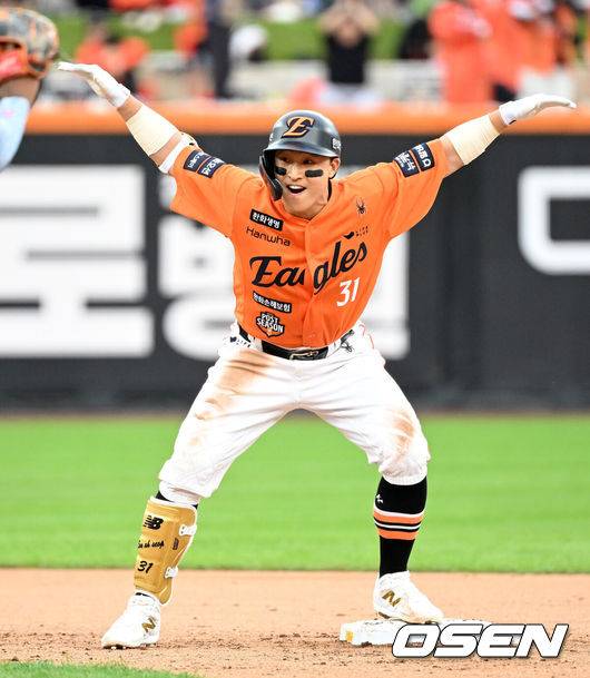 [OSEN=대전, 이대선 기자] 18일 오후 대전 한화생명볼파크에서 2025 신한 SOL Bank KBO리그 포스트시즌 플레이오프 1차전 한화 이글스와 삼성 라이온즈의 경기가 열렸다.한화는 폰세, 삼성은 가라비토를 선발 투수로 내세웠다.6회말 무사 2루에서 한화 손아섭이 중전 적시 2루타를 치고 환호하고 있다. 2025.10.18 /sunday@osen.co.kr