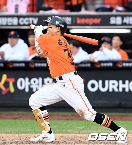 [OSEN=대전, 손용호 기자] 18일 오후 대전 한화생명볼파크에서 2025 신한 SOL Bank KBO리그 포스트시즌 플레이오프 1차전 한화 이글스와 삼성 라이온즈의 경기가 열렸다.한화는 폰세, 삼성은 가라비토를 선발 투수로 내세웠다.6회말 무사 2루 손아섭이 동점 적시타를 치고 있다. 2025.10.18 /spjj@osen.co.kr